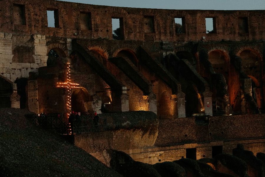 <p>Папа Лъв Четиринадесети носеше кръста по целия Кръстен път на Римския Колизеум на католическия Разпети петък, като стана първият предстоятел на римокателическата църква от десетилетия насам, който минава по всички 14 спирки, предаде Асошиейтед прес.</p>