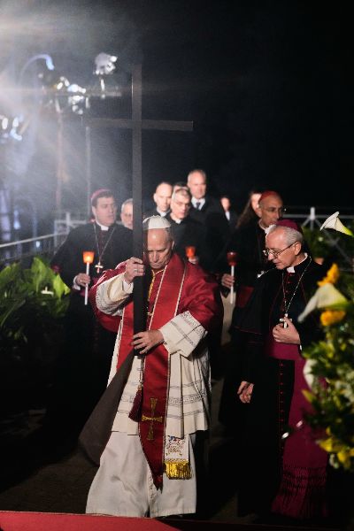 <p>Папа Лъв Четиринадесети носеше кръста по целия Кръстен път на Римския Колизеум на католическия Разпети петък, като стана първият предстоятел на римокателическата църква от десетилетия насам, който минава по всички 14 спирки, предаде Асошиейтед прес.</p>