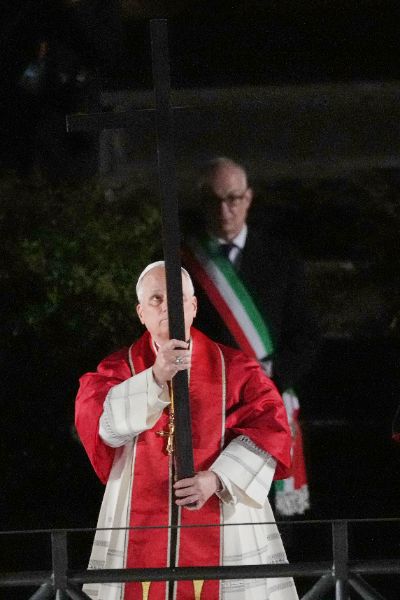 <p>Папа Лъв Четиринадесети носеше кръста по целия Кръстен път на Римския Колизеум на католическия Разпети петък, като стана първият предстоятел на римокателическата църква от десетилетия насам, който минава по всички 14 спирки, предаде Асошиейтед прес.</p>