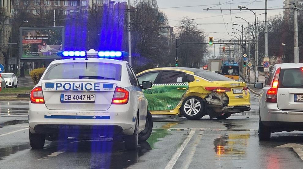 Такси и кола се удариха на бул. „България“ и „Гешов“ в София (СНИМКИ)
