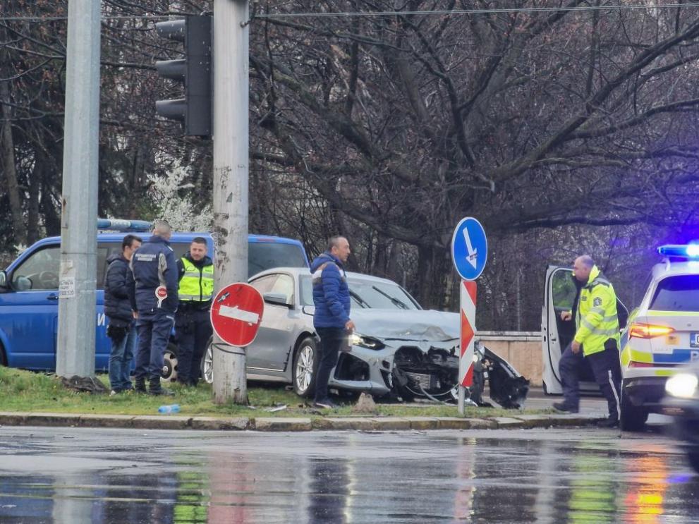Такси и кола се удариха на бул България Гешов в София