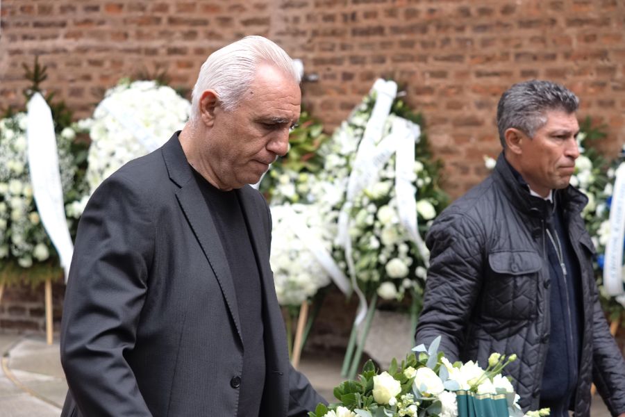 <p>България изпраща легендарния вратар Борислав Михайлов.</p>