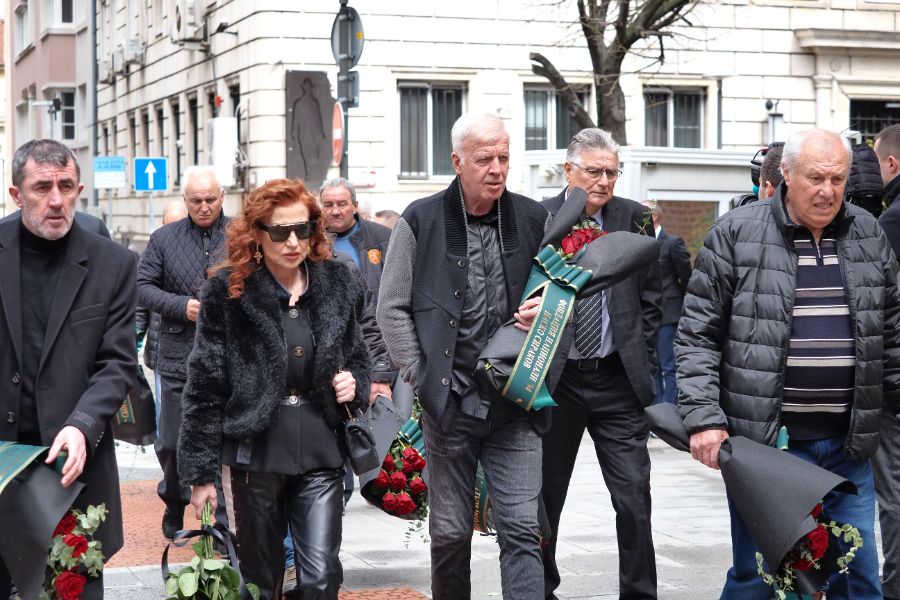 <p>България изпраща легендарния вратар Борислав Михайлов.</p>