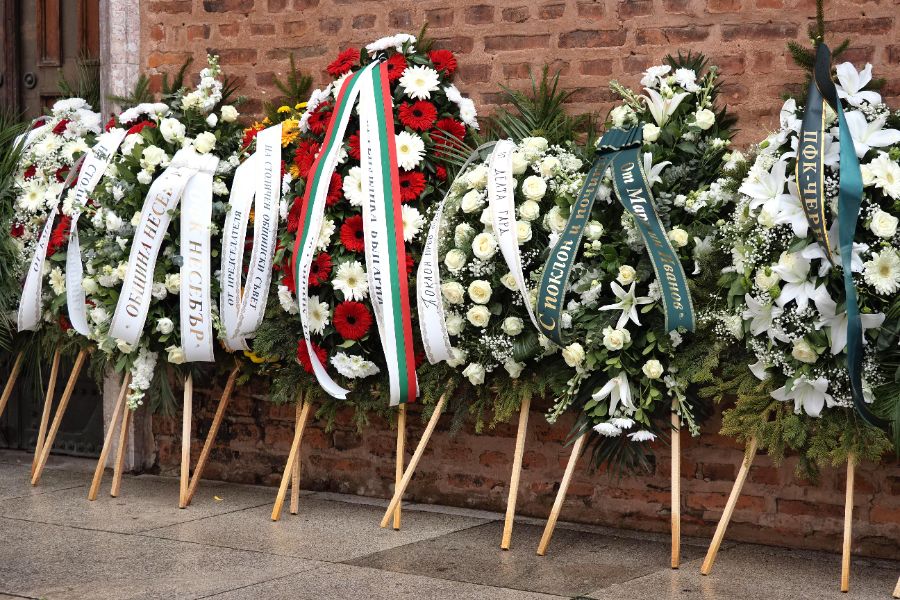 <p>България изпраща легендарния вратар Борислав Михайлов.</p>