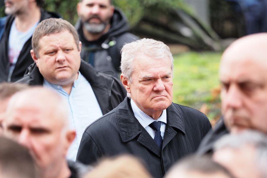 <p>България изпраща легендарния вратар Борислав Михайлов.</p>