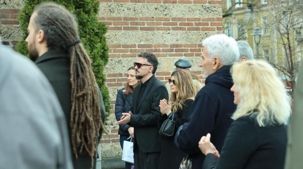 С аплодисменти близки и почитатели изпратиха Кирил Ампов в последния му път