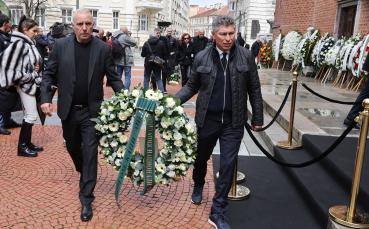 Четвъртите в света пристигнаха на поклонението на Борислав Михайлов