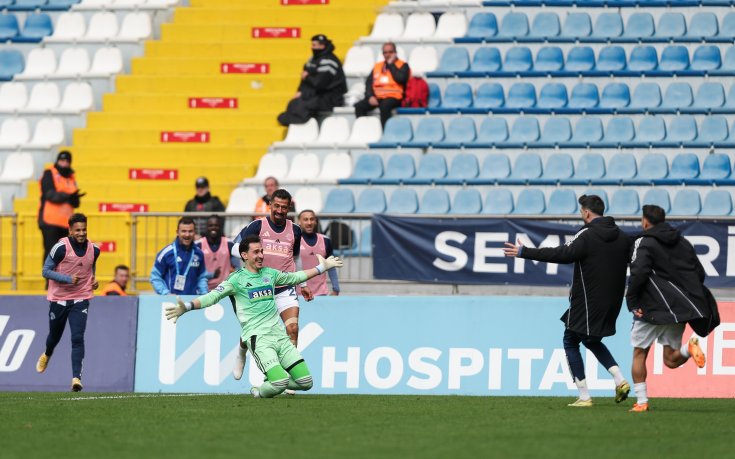 Невероятно! Вратар отбеляза гол в елита на Турция (видео)