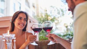 Чаша-две вино дневно може да забави стареенето при мъжете, но не и при жените