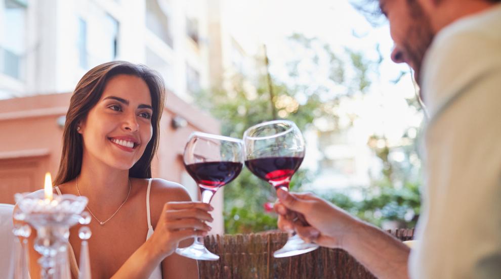 Чаша-две вино дневно може да забави стареенето при мъжете, но не и при жените