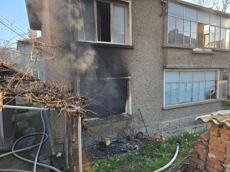 <p>Пожар гори в къща в Свищов, изведена е самотноживееща жена.</p>