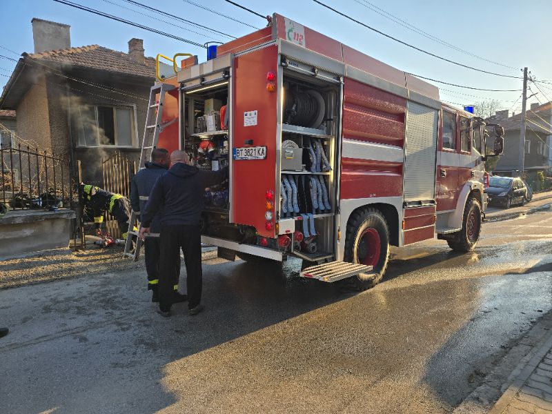 <p>Пожар гори в къща в Свищов, изведена е самотноживееща жена.</p>