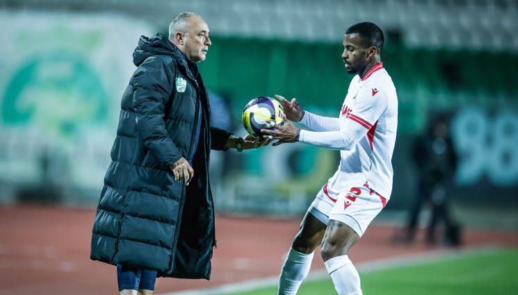 Спорт - Хосу Урибе беснее: ВАР във ваканция ли беше? 