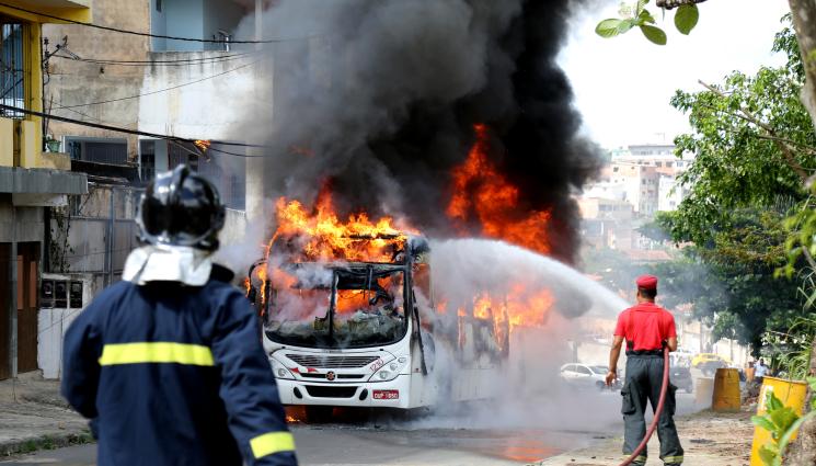 автобус - НА КОСЪМ ОТ ТРАГЕДИЯ: Автобус пламна в центъра на Пловдив!  (ВИДЕО)