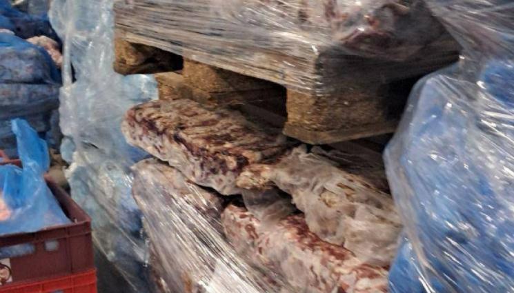 с - Месарница на ужасите! Над 6,5 тона опасни храни и липсващи етикети открити в Соколово