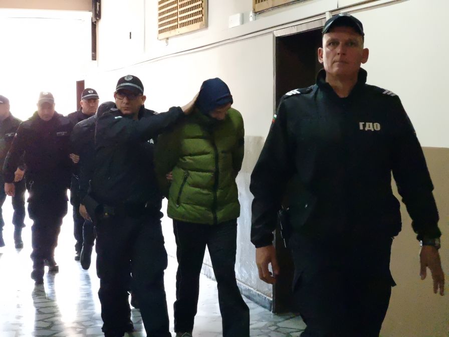 Оставиха в ареста двамата обвиняеми за нелегалната фабрика за цигари в Дупница