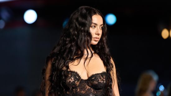 Екипът на Charli XCX отговори на твърденията, че певицата е изплагиатствала стари песни на Sky Ferreira