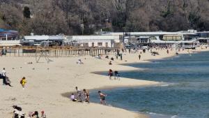 Морската вода в района на Офицерския плаж във Варна вече