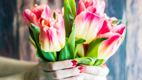 нокти април