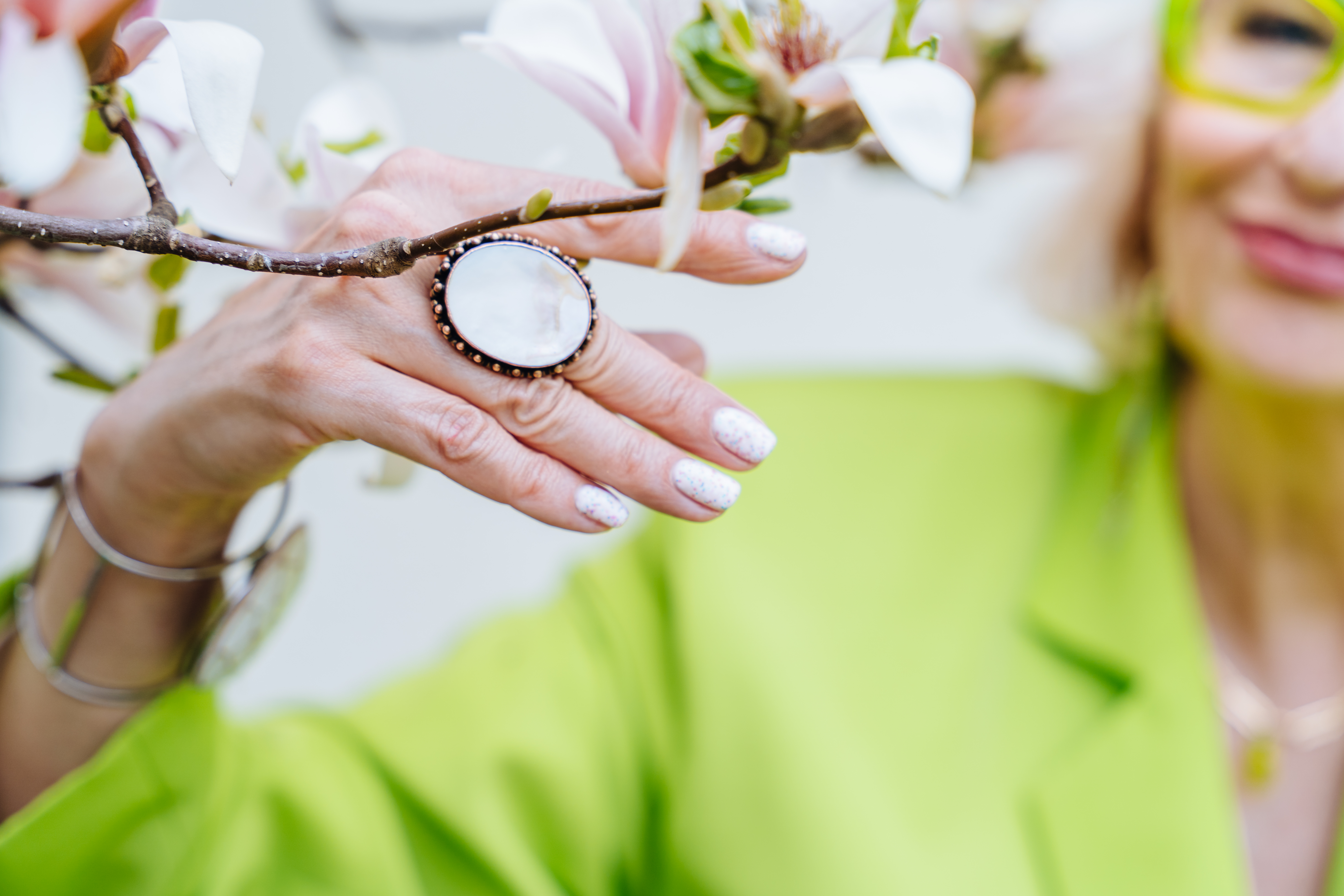 нокти април