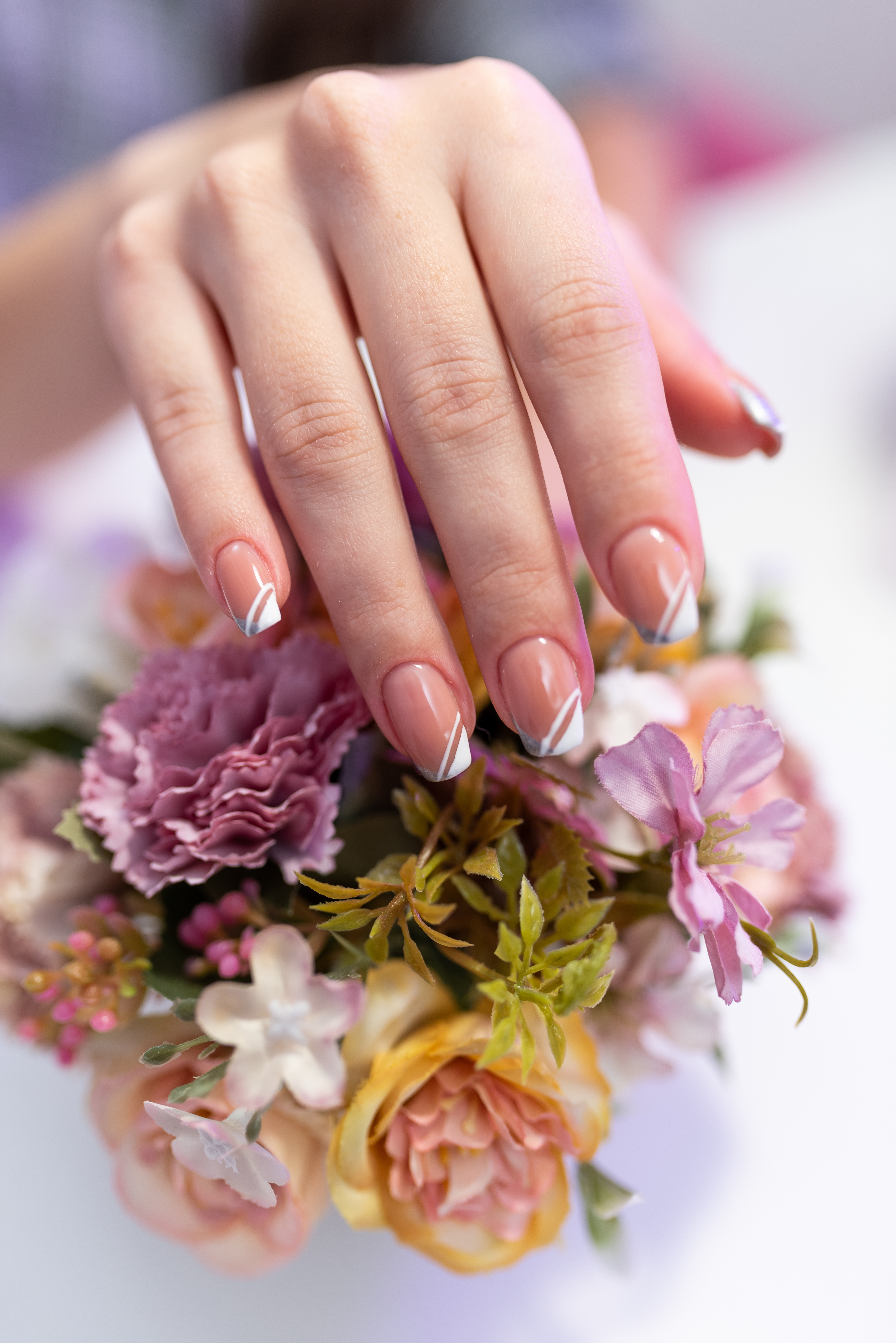 нокти април