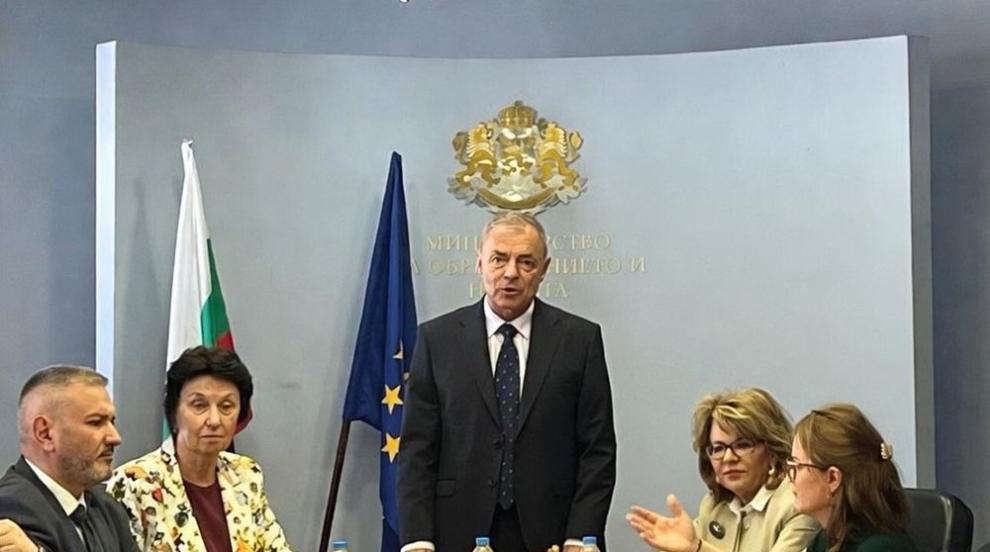 Министър Игнатов: Образованието размива етническите различия