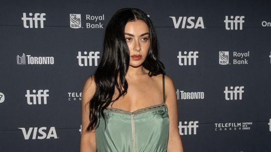 Charlie XCX довършва новия си албум