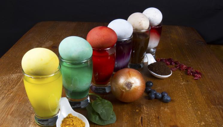 яйца великден - Практични съвети: Топим яйцата в кафе и чай!