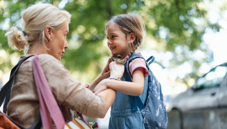 родител дете - 31 деца са осиновени във Варненско за година