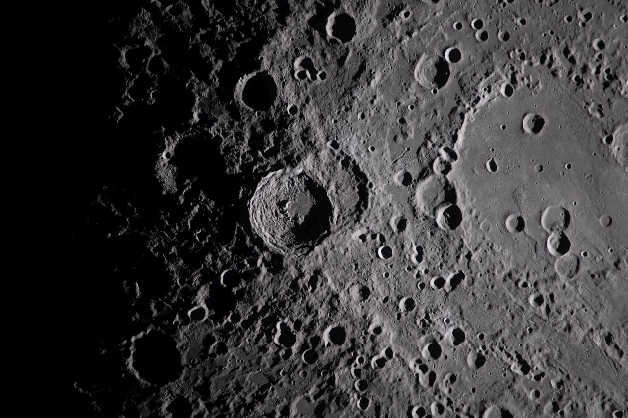 Непланиран удар: НАСА казва, че части от ракета на SpaceX може да ударят Луната
