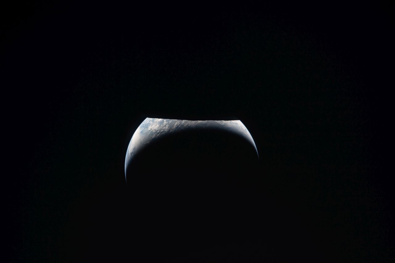 <p>Екипажът на &bdquo;Артемис II&ldquo; &ndash; Виктор Глоувър, Джеръми Хансен, Рийд Уайзман и Кристина Кох &ndash; позира за историческо селфи на 406 000 км от дома, докато изпълнява първата пилотирана мисия до обратната страна на Луната от над половин век.</p>