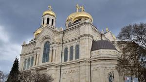 Реставрират стенописи в катедралния храм Успение Богородично