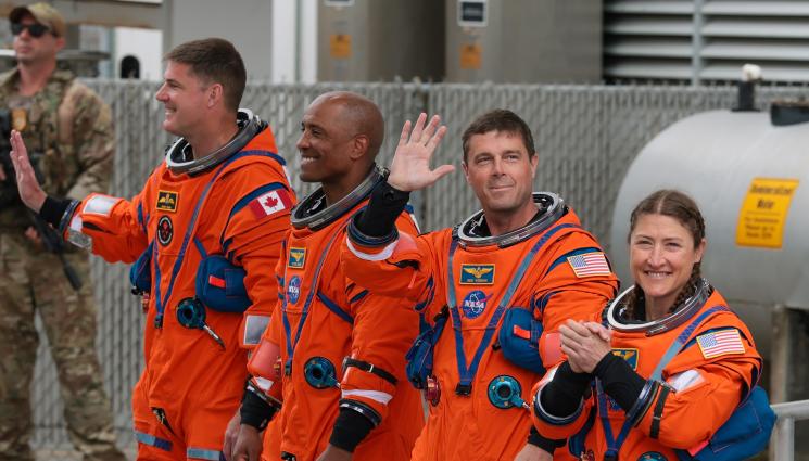 астронавти - 150 000 USD е заплатата на астронавтите от Артемис II