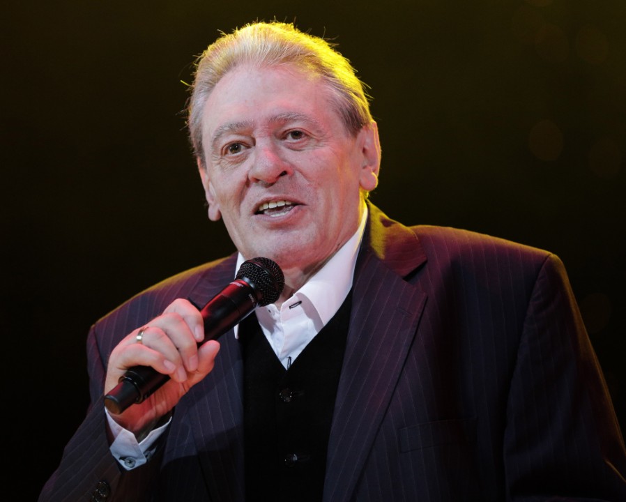 Сбогом, поете на любовта: Поклонението пред Михаил Белчев е днес в Народния театър