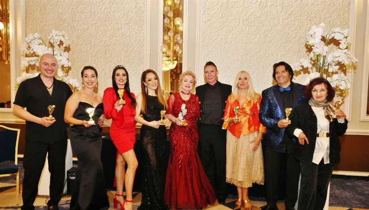 в - Блясък, музика и големи награди: Церемонията „Певец на годината“ събра елита в София! (ГАЛЕРИЯ)