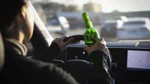 пияна жена кола шофьор