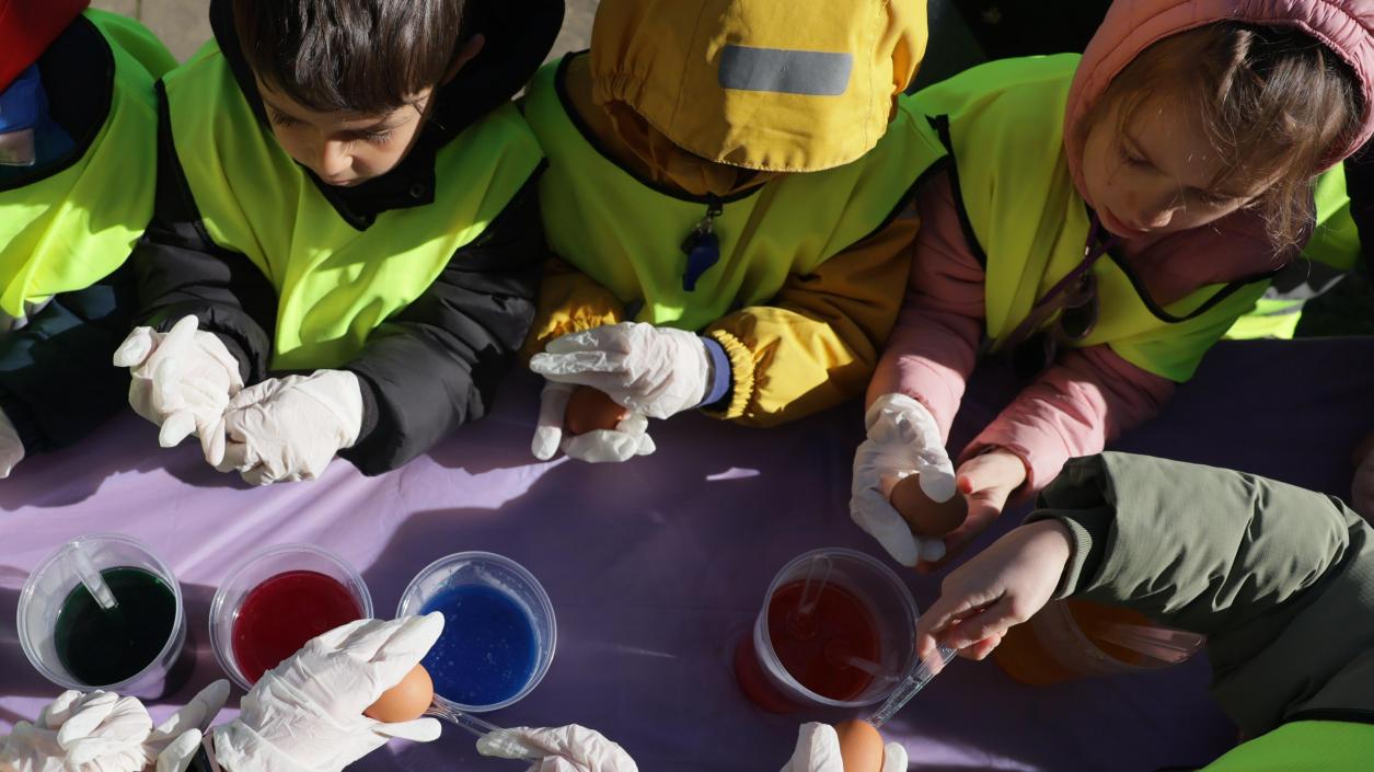 Боядисване на яйца, спортни игри и шествие на Велики четвъртък в София 