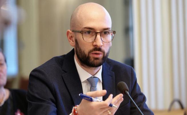 Финансовият министър алармира за „раздут“ бюджет и стотици милиони потенциални загуби