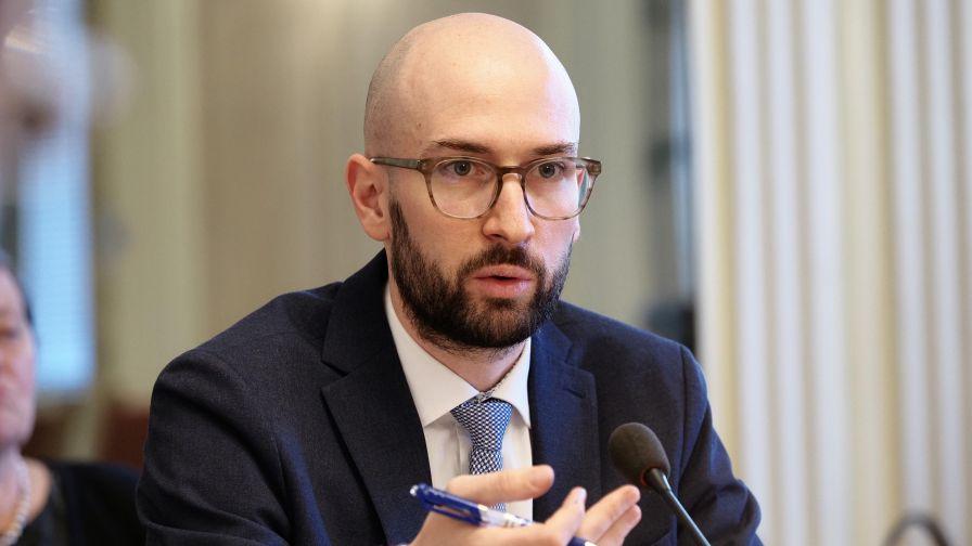 <p>Министерство на финансите публикува пълна база данни с над 7 хиляди обществени поръчки</p>