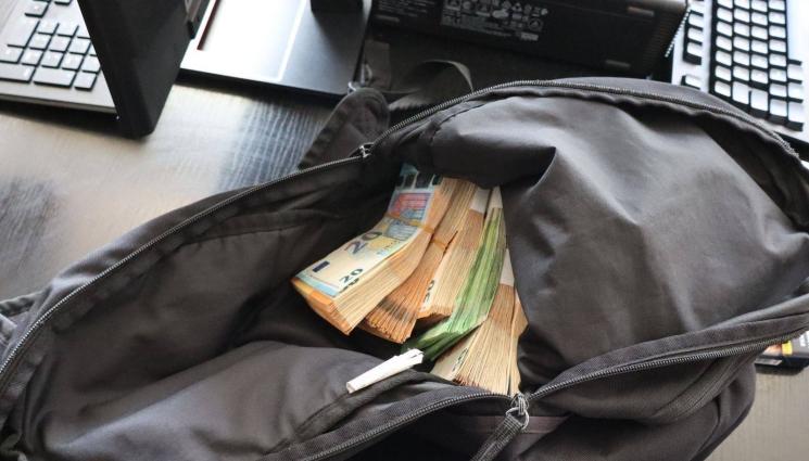 раница с пари - УДАР В ПЛОВДИВ: МВР конфискува близо 90 000 евро за купуване на гласове