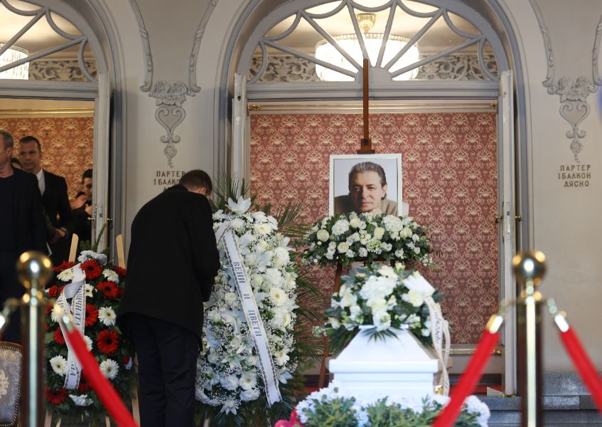 <p>Близки, приятели и граждани отдават почит пред тленните останки на композитора Михаил Белчев.</p>