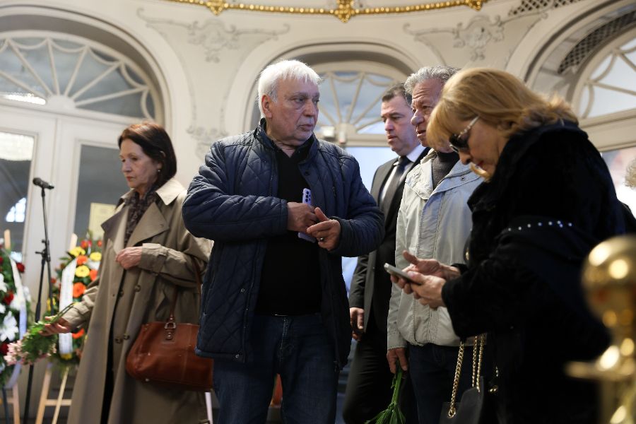 <p>Близки, приятели и граждани отдават почит пред тленните останки на композитора Михаил Белчев.</p>