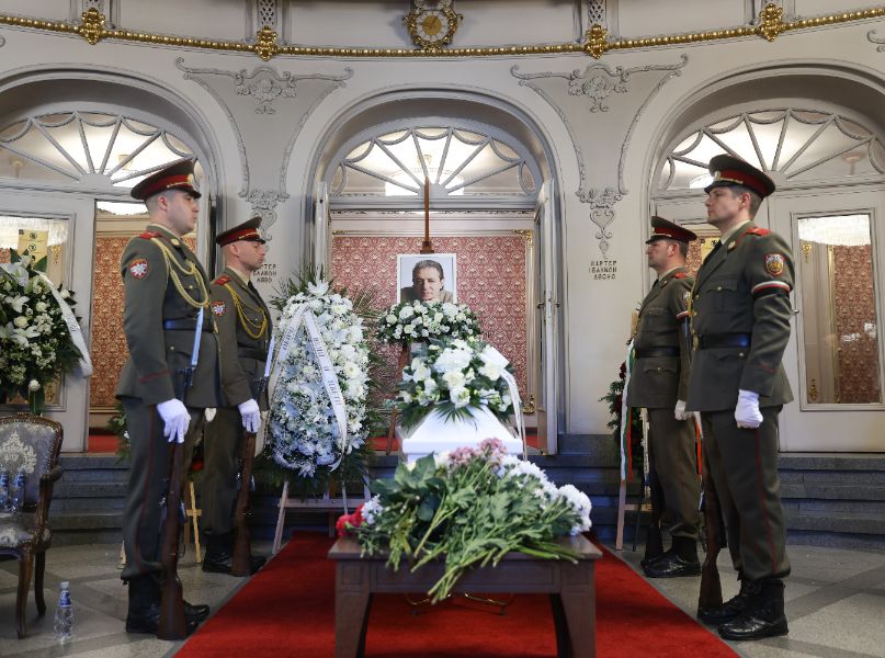 <p>Близки, приятели и граждани отдават почит пред тленните останки на композитора Михаил Белчев.</p>