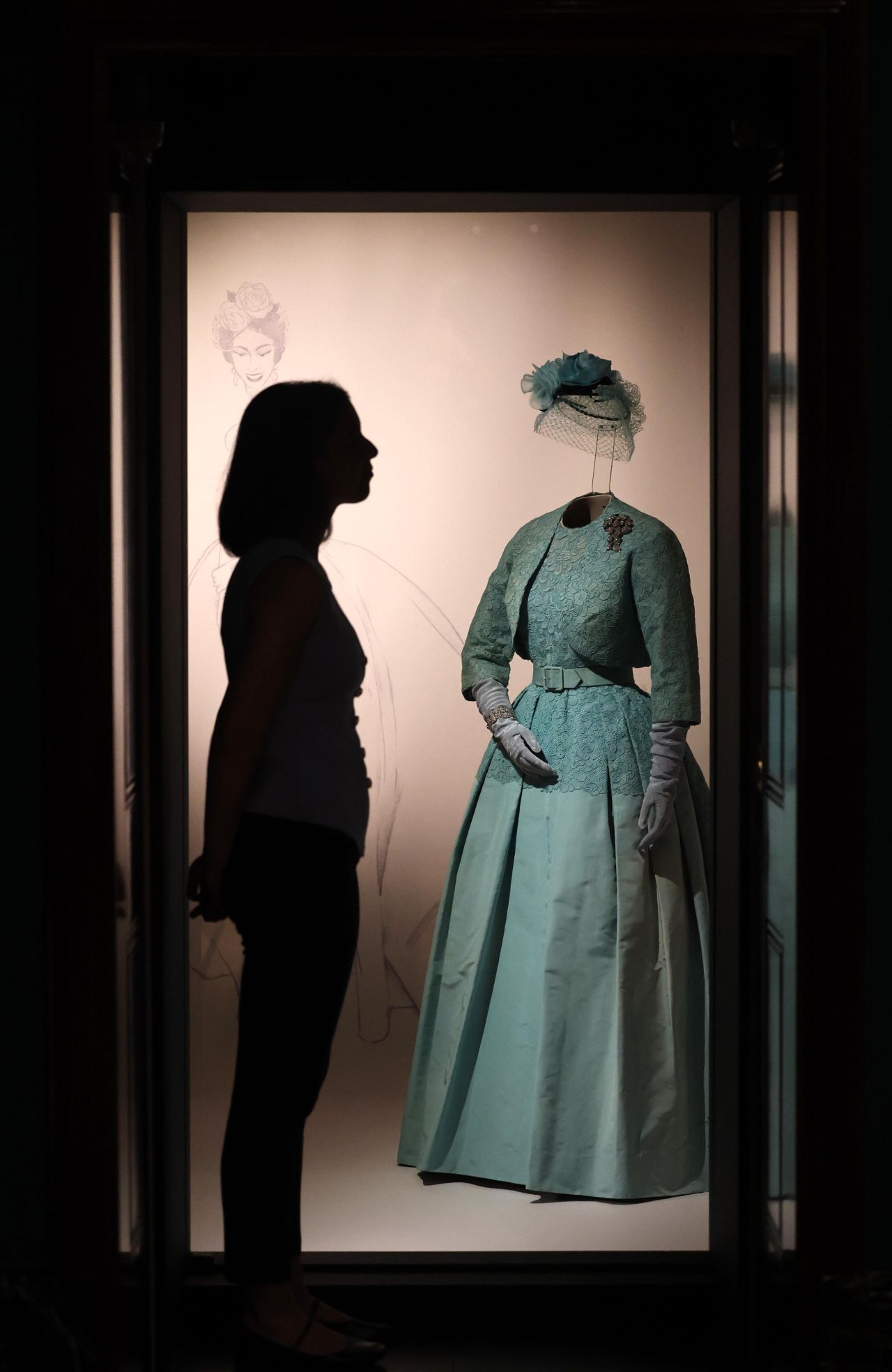 <p>Бъкингамският дворец отбелязва 100 г. от рождението на Елизабет II с уникална изложба на нейния гардероб &ndash; от детски рокли до легендарни тиари, разкриващи безстрашния ѝ стил и огромното ѝ влияние върху световната мода през десетилетията.</p>