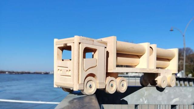 Децата оставят телефоните и се превръщат в майстори: Авторските играчки на Георги Иванов