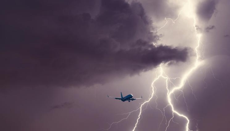 самолет мълния - Мълния удари самолет над Варна (СНИМКА)