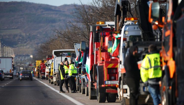 с - Премахват монопола в пътната помощ