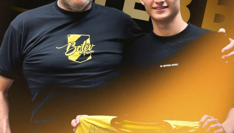 Илиян Антонов - Ботев Пловдив подписа първи професионален договор с юношески национал на България