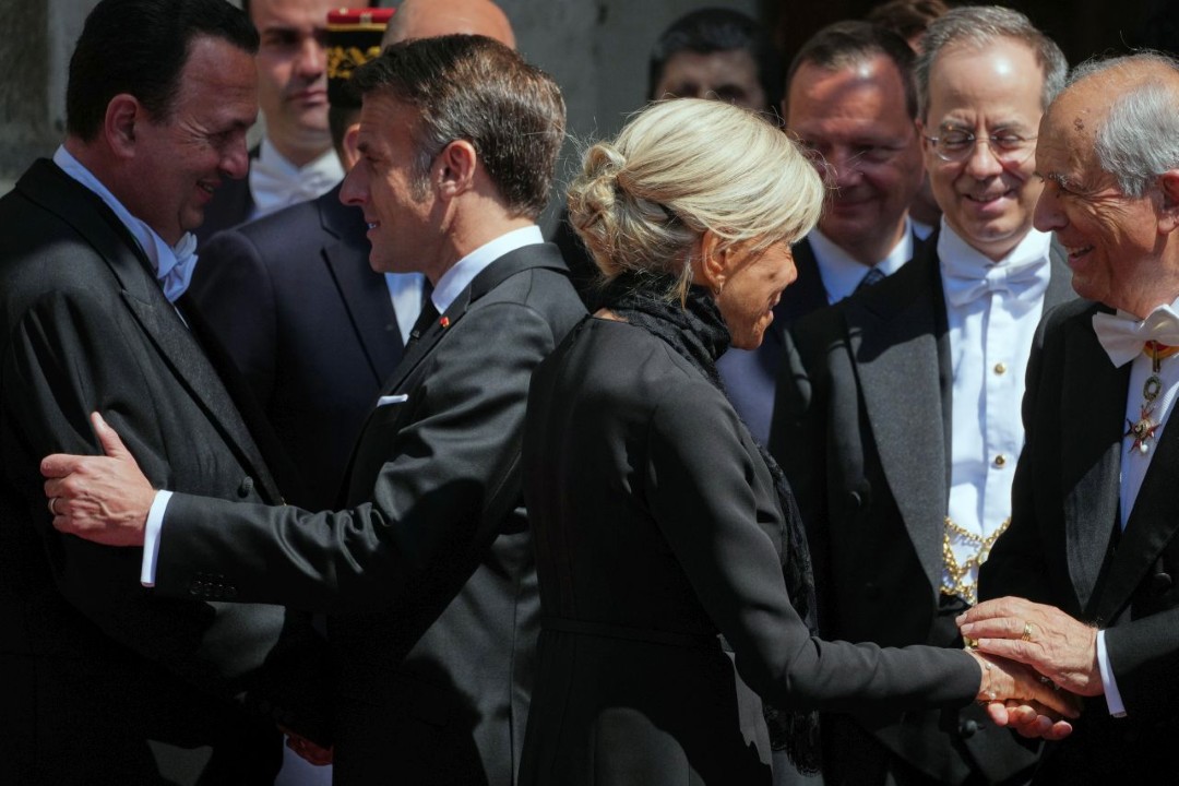 <p>Френският президент Еманюел Макрон посети Ватикана днес за частна аудиенция при папа Лъв Четиринадесети, предаде АНСА. Това беше първата лична среща на Макрон с американския понтиф. Придружен от съпругата си Брижит, Макрон се срещна и с държавния секретар на Светия престол Пиетро Паролин.</p>