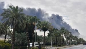 Дим издигащ се от кувейтското международно летище след удар с